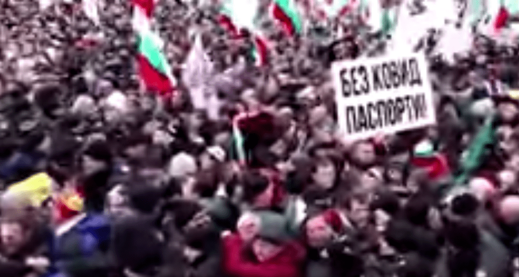 Bulgaria: Anti-vaccine protestors try to storm Parliament